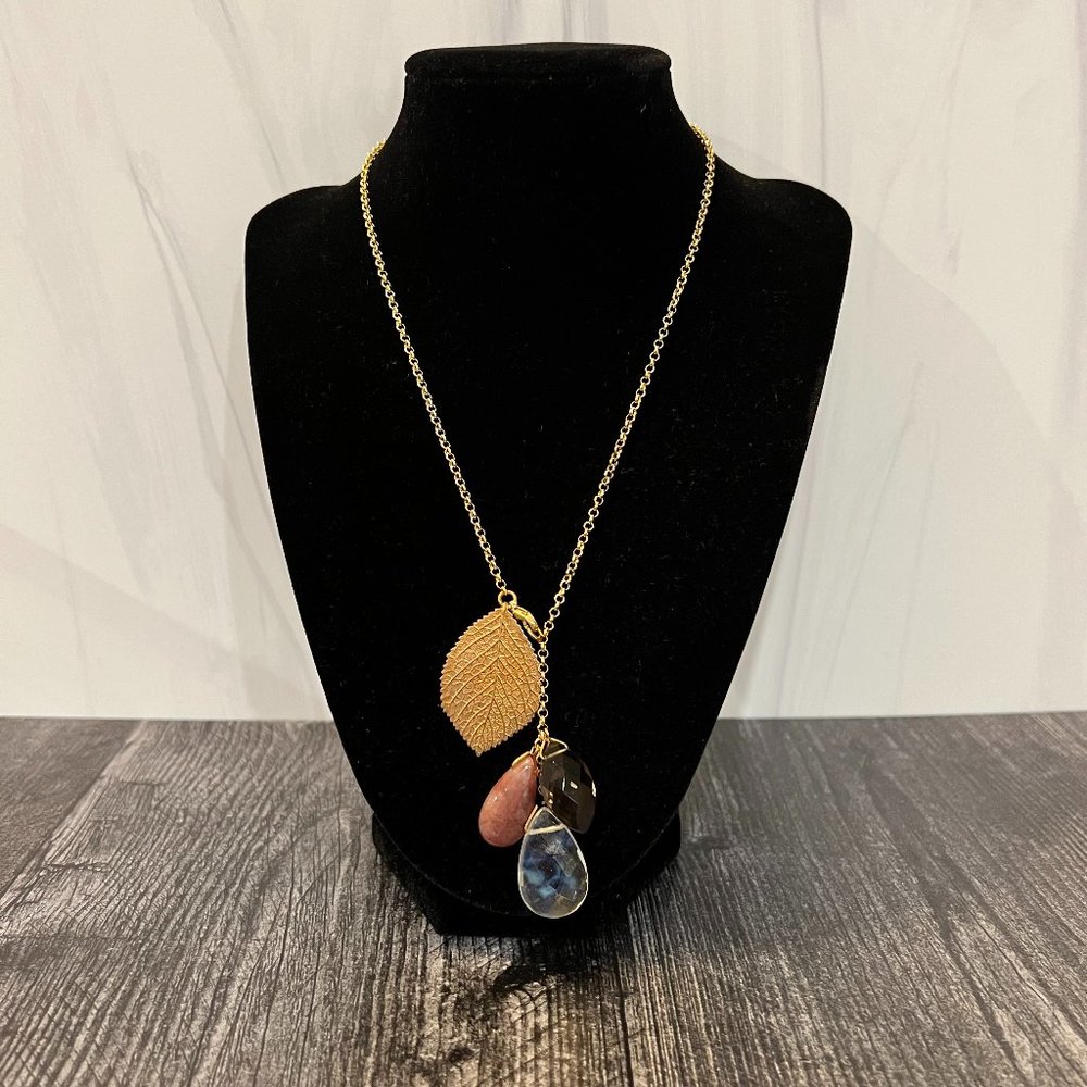 Gold tone pendant necklace.